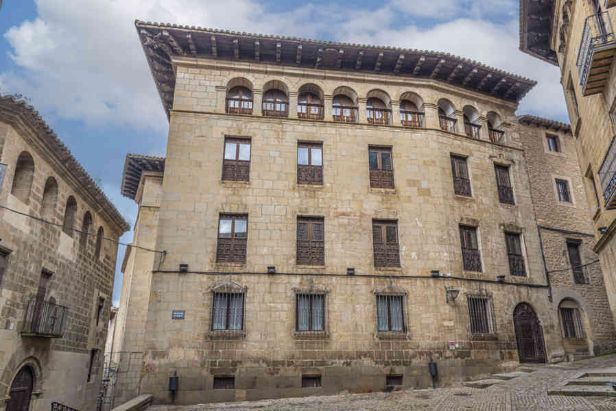 Zaragoza - Sos del Rey Católico 08 - colegio Isidoro Gil de Jaz.jpg